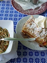 Pfannkuchensuppe Und Marillenkuchen Mit Streusel